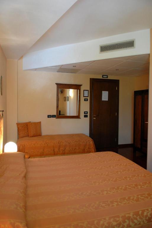 Locanda Da Vittorio Manerba del Garda Δωμάτιο φωτογραφία